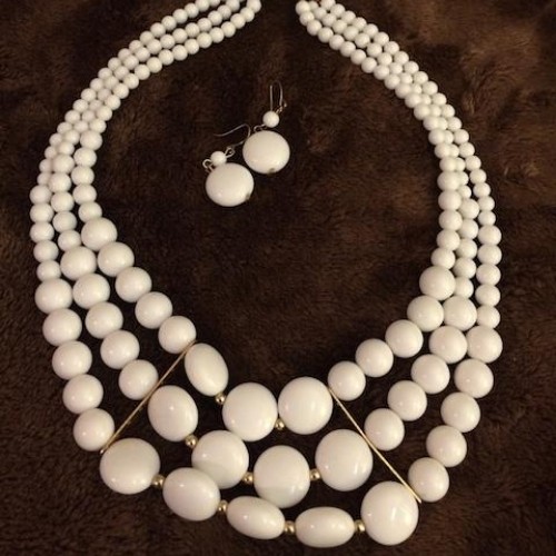white beaded necklace and bead earrings for Beverly Goldberg Halloween cosplay costume